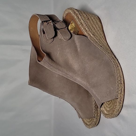 💦Kanna  taupe suede wedge buckle sandal - Picture 1 of 7